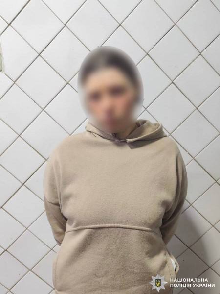 Розбещувала доньку: слідчі Гайсинської поліції повідомили жінці про підозру