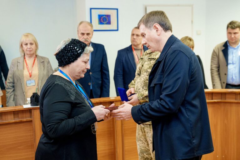 Азербайджанець з українським серцем: у Вінниці матері Героя вручили посмертні нагороди