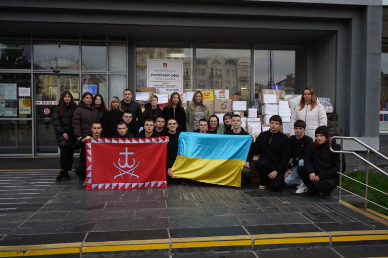 Громада та молодь Вінниці передали допомогу на фронт
