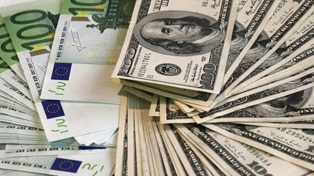 Курс валют на 4 грудня: скільки коштуватимуть долар, євро і злотий