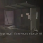 Водій розтрощив зупинку та стовп у центрі Вінниці (ВІДЕО)