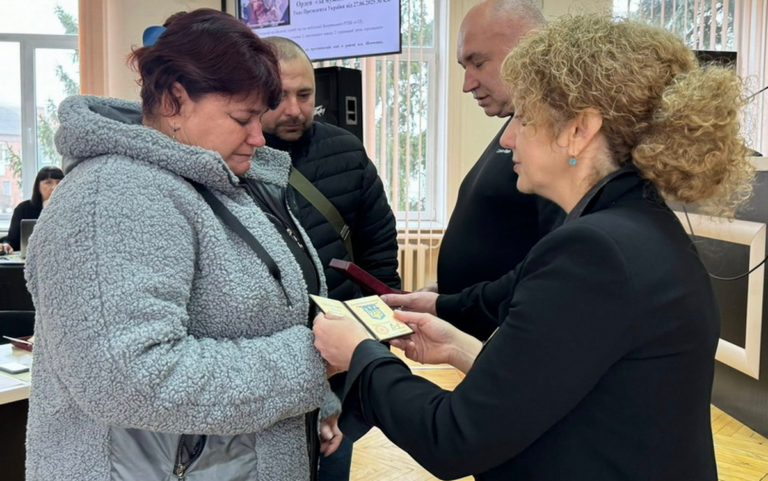 На Вінниччині передали державні нагороди родинам 8 полеглих Захисників