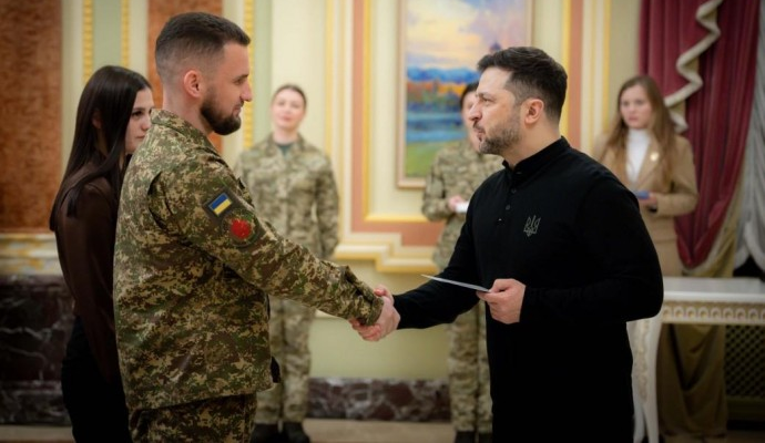 Президент вручив сертифікат на квартиру Захиснику України з Вінниччини