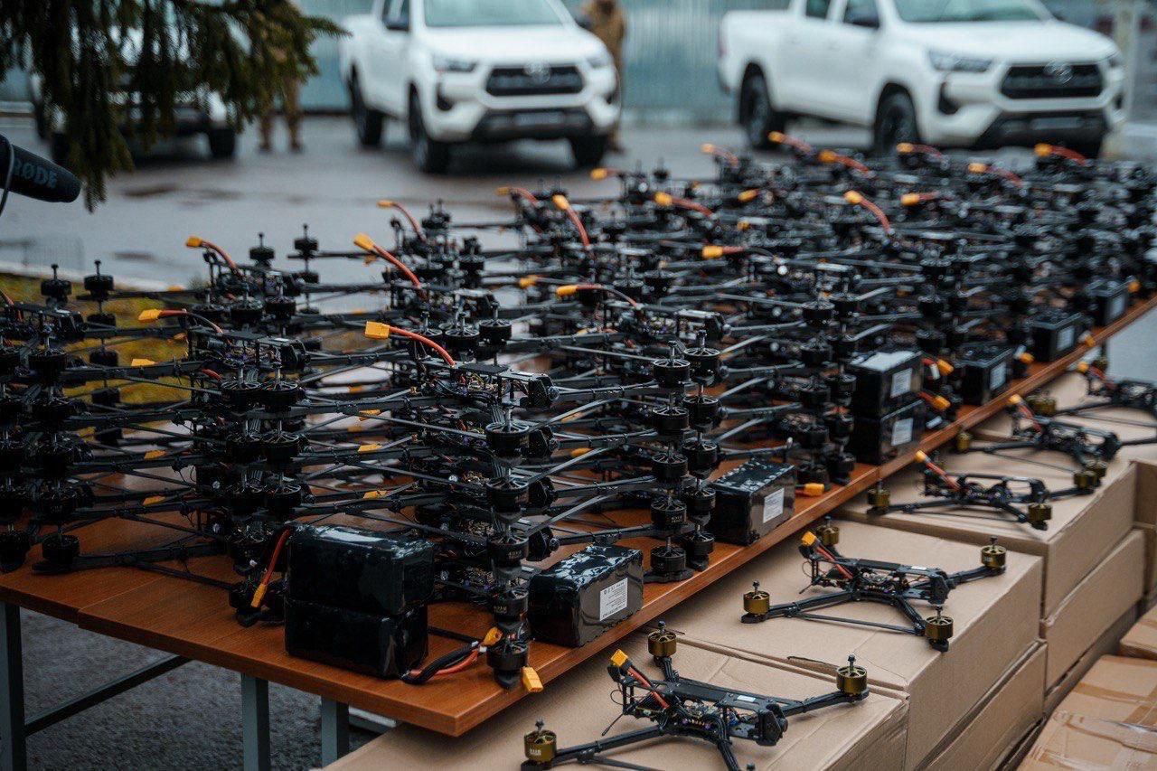 Пʼять нових пікапів та 300 FPV-дронів передав Міжрегіональний координаційний гуманітарний штаб захисникам з «Червоної ка