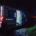 На Вінниччині ДСНС несли важкохвору пацієнтку, бо «швидка» застрягла на бездоріжжі