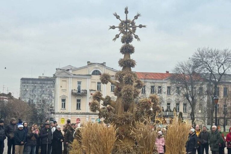 У Вінниці біля Вежі встановили чотириметровий дідух