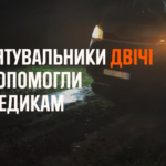 Два кілометри по багнюці: рятувальники несли важкохвору жінку до швидкої на Вінниччині