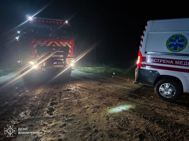Вночі на Вінниччині рятувальники допомогли медикам дістатися пацієнта