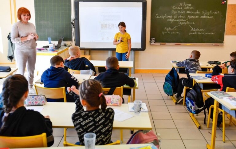_diti_bizhentsi_klas_serednya_shkola_klasna_robota_na_doshtsi_gettyimages_1689521425_f922529e791e40c7987f2edf1687e825_1300x820