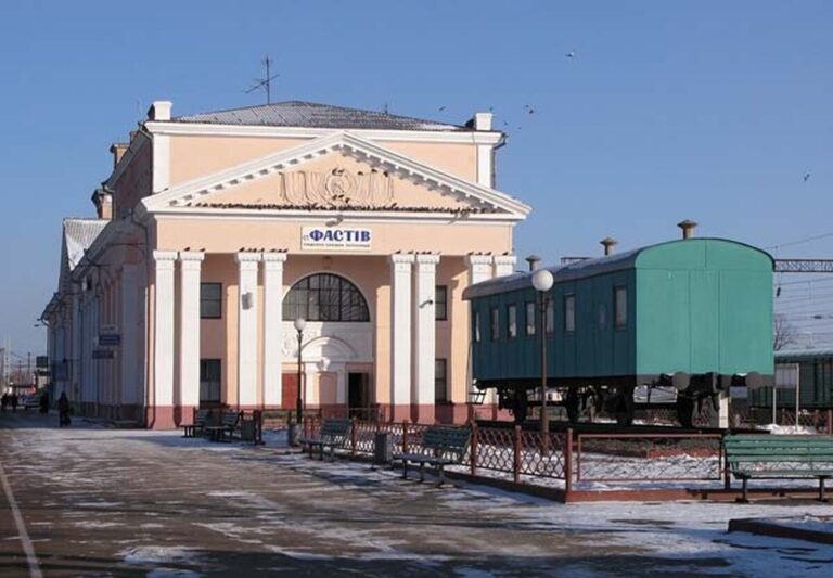 Козятинська електричка змінила рух через обстріл залізниці у Фастові