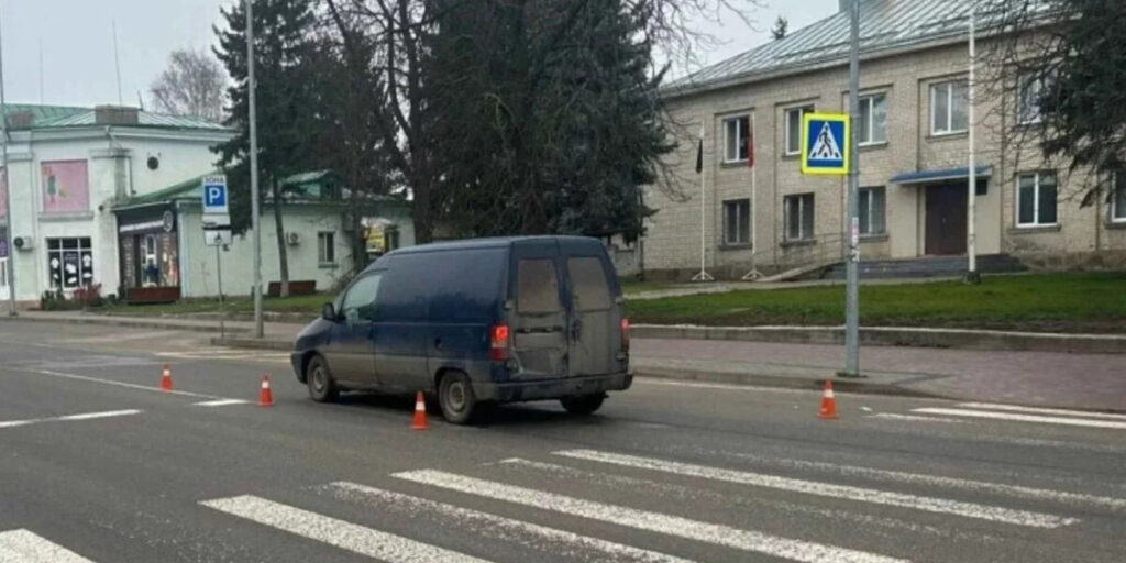 У Немирові водій збив чоловіка з жінкою на пішохідному переході