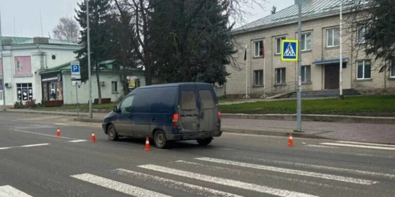 У Немирові водій збив чоловіка з жінкою на пішохідному переході