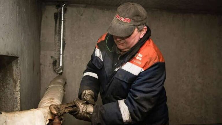 У Києві померли два слюсарі аварійних бригад через надмірне перенавантаження