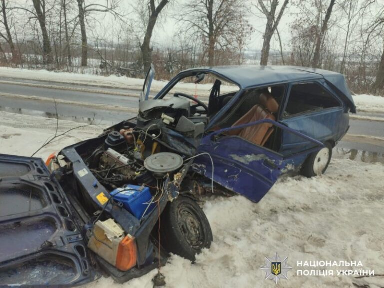 У Тульчинському районі зіткнулися дві автівки: одного з водіїв госпіталізували