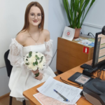У весільній сукні — до міграційної служби: наречена з Вінниччини прийшла за новим паспортом