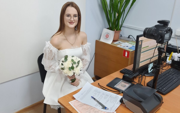У весільній сукні — до міграційної служби: наречена з Вінниччини прийшла за новим паспортом