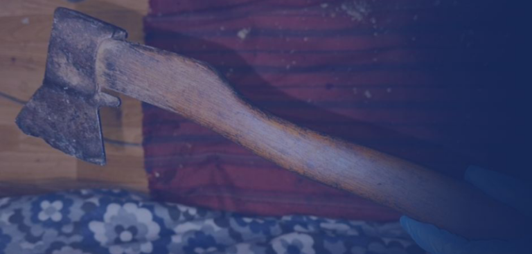 У Могилеві-Подільському чоловік сокирою поранив дружину та сина