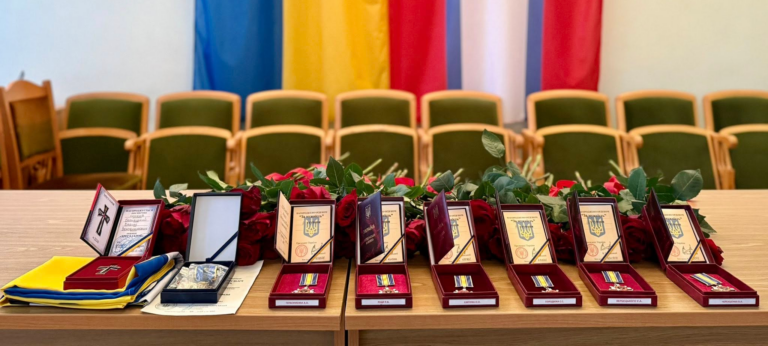 У Бершадській громаді родинам полеглих Захисників передали посмертні нагороди