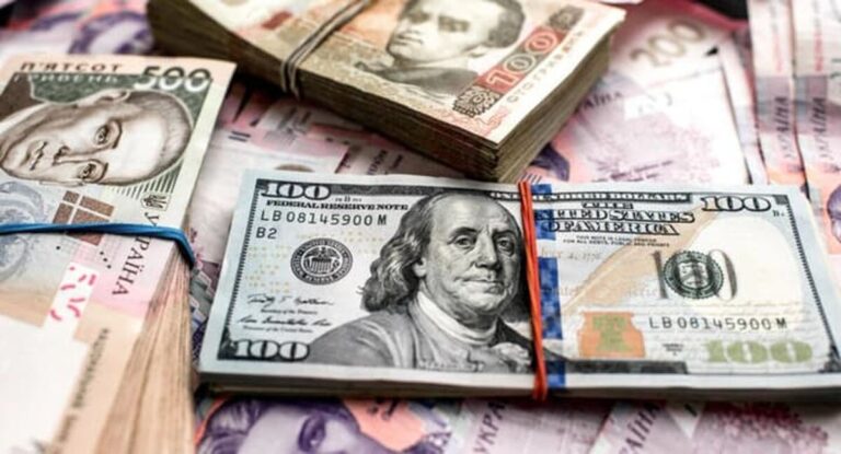 Курс долара в обмінниках сягнув 43 гривень