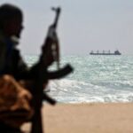 Двох українських моряків звільнили з полону піратів