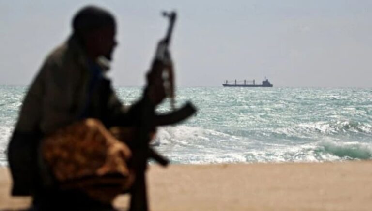 Двох українських моряків звільнили з полону піратів