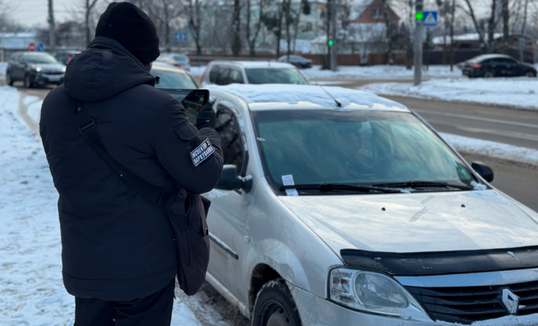 Евакуація без попередження: у Вінниці посилили контроль за паркуванням через ожеледицю
