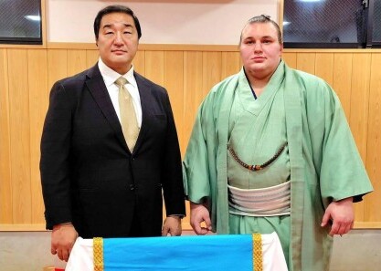 Вінничанин Данило Явгусишин отримав церемоніальний одяг з лелекою