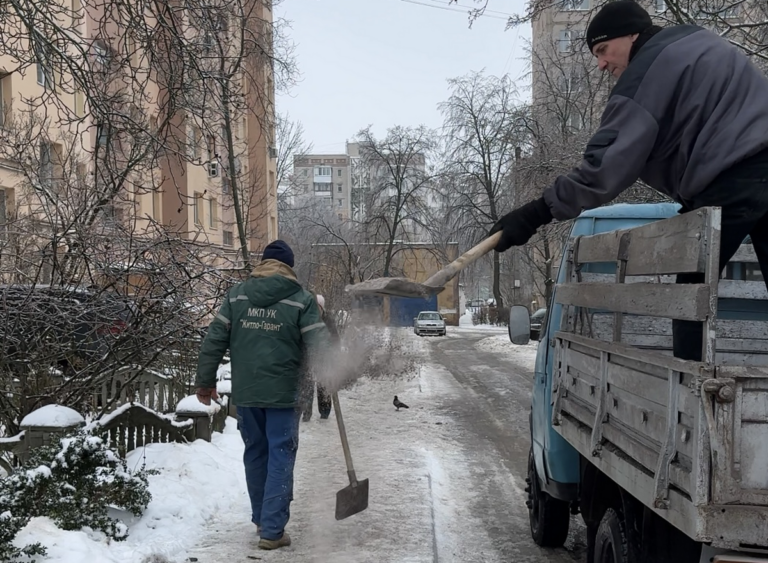 Ожеледиця не відступає: комунальні служби Вінниці працюють у посиленому режимі