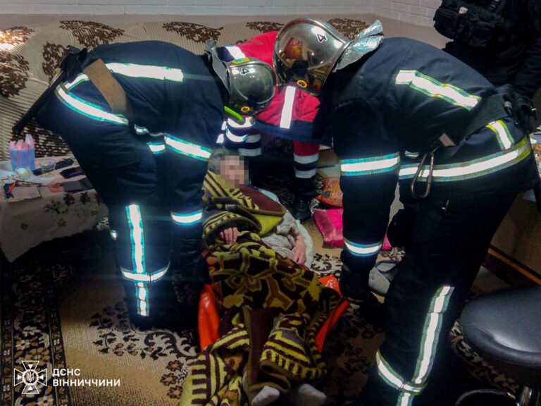 Не відповідали на дзвінки: за добу надзвичайники тричі рятували пенсіонерок на Вінниччині