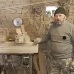 Ветеран з Вінниччини виготовляє ліжка для українських військових