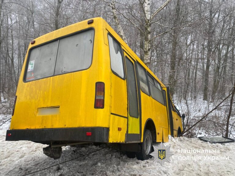 Рейсовий автобус з’їхав у кювет на Вінниччині: що відомо