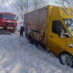 Снігова пастка: рятувальники п’ять разів визволяли автівки на Вінниччині