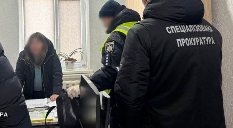 На Вінниччині посадовиця ТЦК вимагала гроші у матері полеглого Захисника