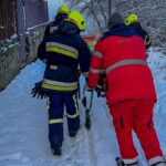 Негода у Тульчині: рятувальники транспортували дідуся на ношах до «швидкої»
