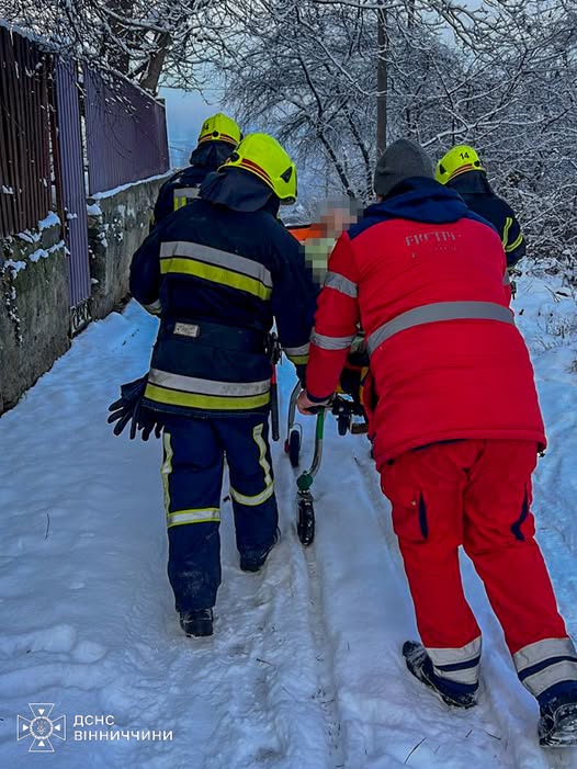 Негода у Тульчині: рятувальники транспортували дідуся на ношах до «швидкої»