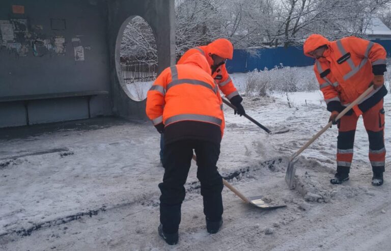 Праця на морозі: як вінницькі дорожники борються зі снігом і ожеледицею