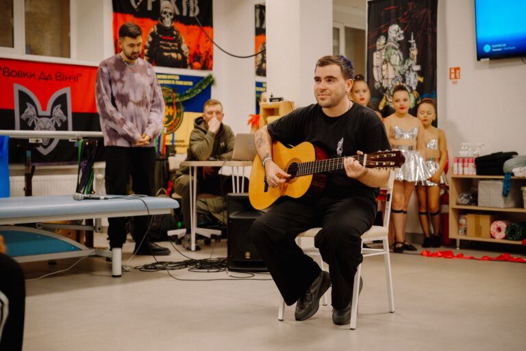 Wellboy заспівав для поранених військових у Вінниці