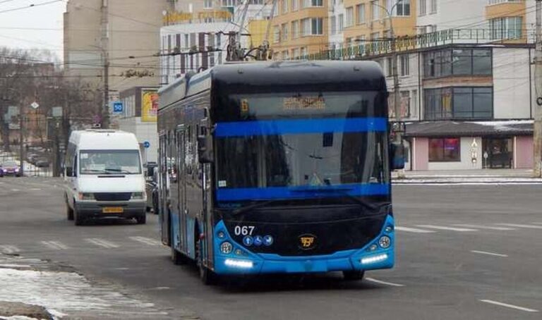 Замість трамваїв і тролейбусів: автобуси та маршрутки, що курсують уздовж ліній