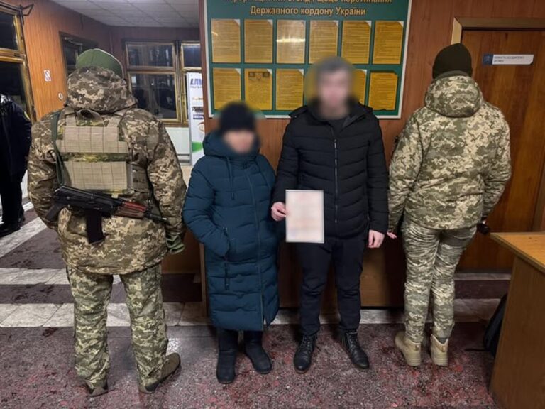 Фальшивий шлюб заради виїзду з України: 62-річна вінничанка одружилася із 25-річним сином подруги