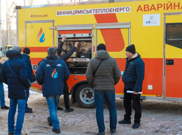 Вінницькі тепловики вирушили до Києва відновлювати тепло після обстрілів