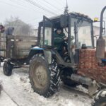 Війна змінює ролі: у Калинівці жінка сіла за кермо трактора