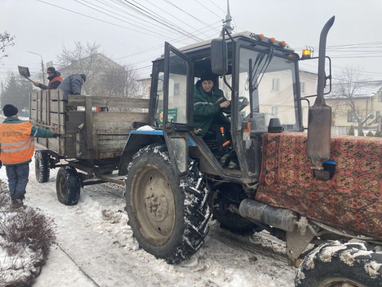 Війна змінює ролі: у Калинівці жінка сіла за кермо трактора