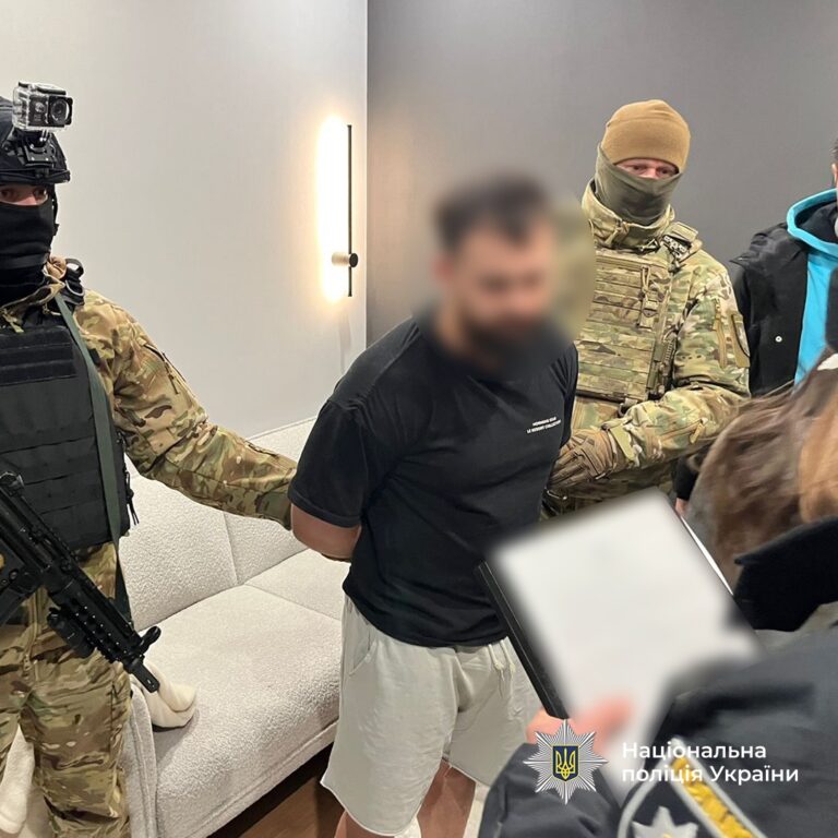 Вимагав хабар за ухилення від служби: затримано представника ГО