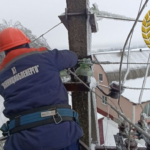 Суцільне обледеніння паралізувало мережі: як енергетики відновлюють світло на Вінниччині