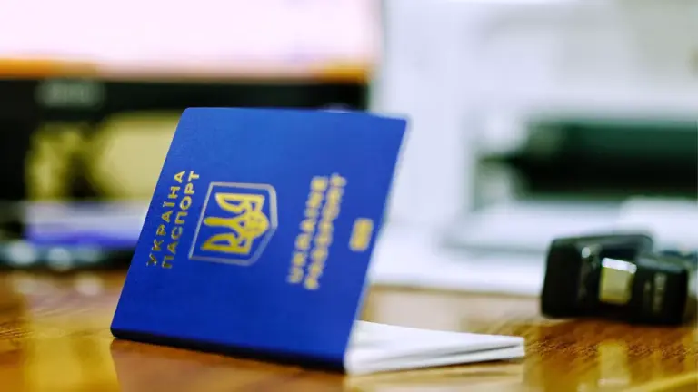 Майже 300 тисяч українців виїхали та не повернулися з-за кордону у 2025 році