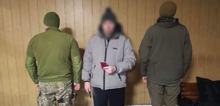 Прикордонники викрили шахрайство на кордоні: киянин заплатив криптою за фальшиве посвідчення