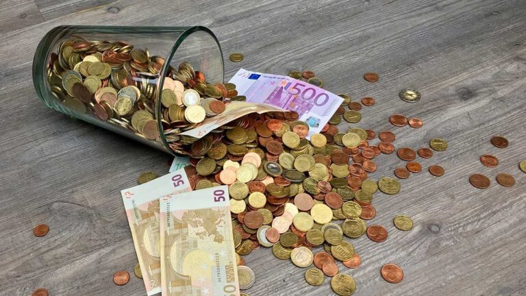 Долар бє рекорди: курс валют на 13 січня