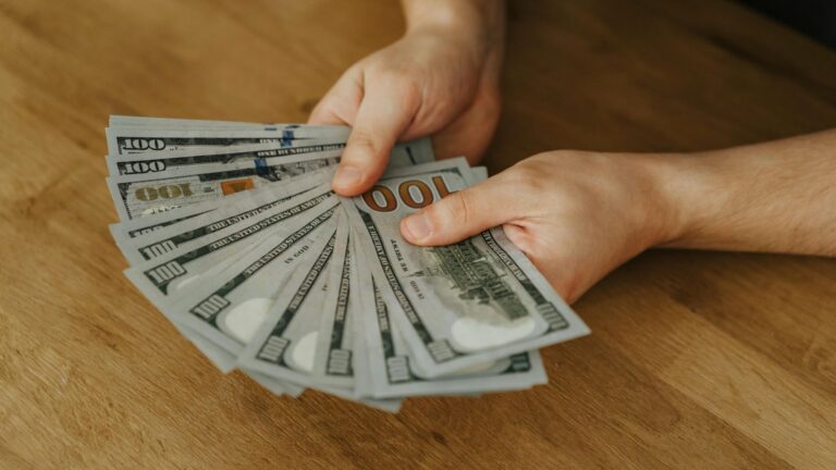 Курс валют на 9 січня: скільки коштуватимуть долар, євро і злотий