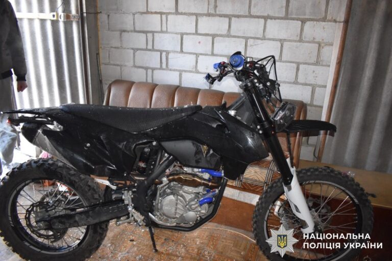Підпалив мотоцикл односельця: поліція Ладижина затримала зловмисника
