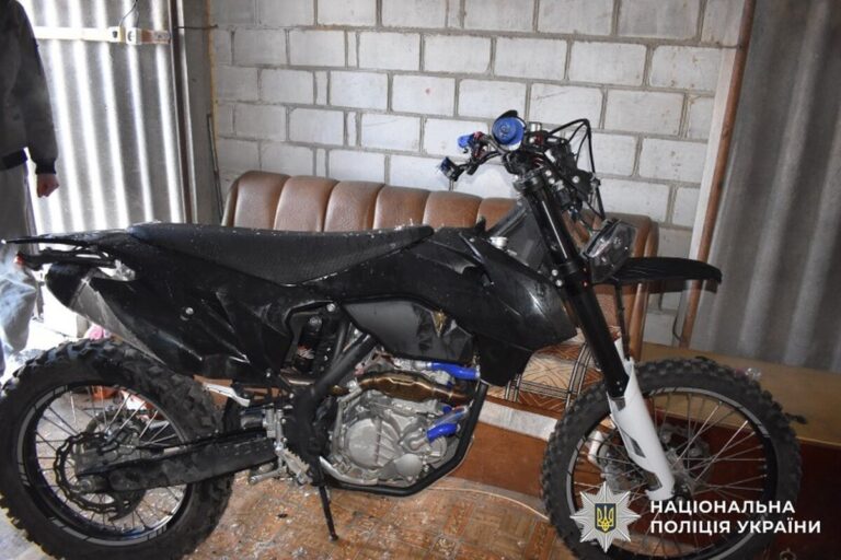 Підпалив мотоцикл односельця: поліція Ладижина затримала зловмисника